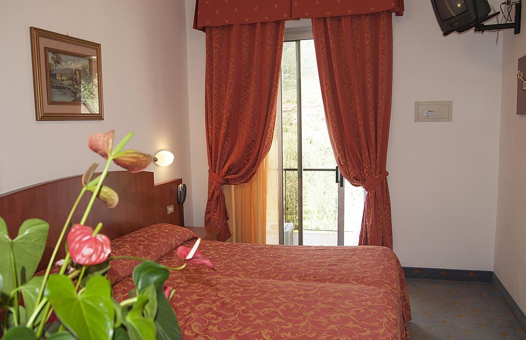 Hotel Garden Limone sul Garda Oda fotoğraf