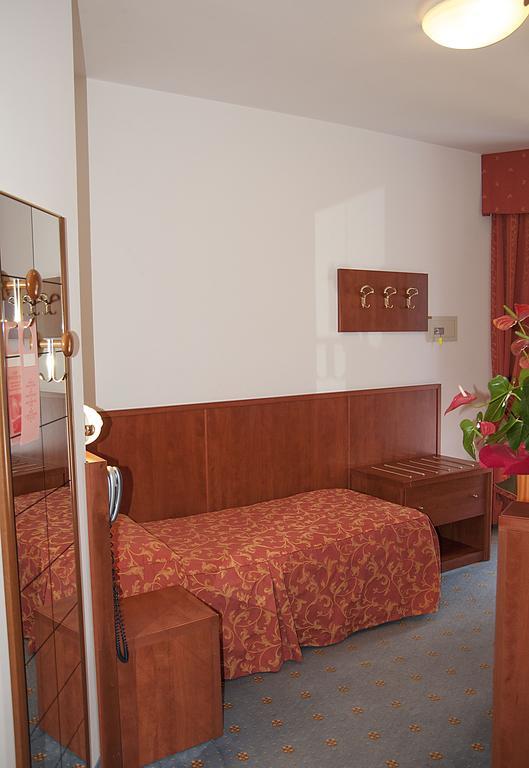 Hotel Garden Limone sul Garda Oda fotoğraf