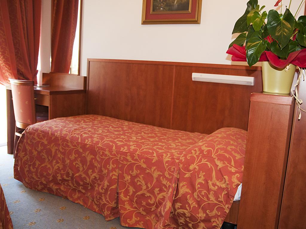 Hotel Garden Limone sul Garda Oda fotoğraf