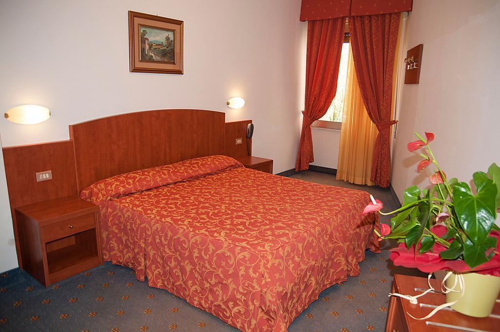 Hotel Garden Limone sul Garda Oda fotoğraf